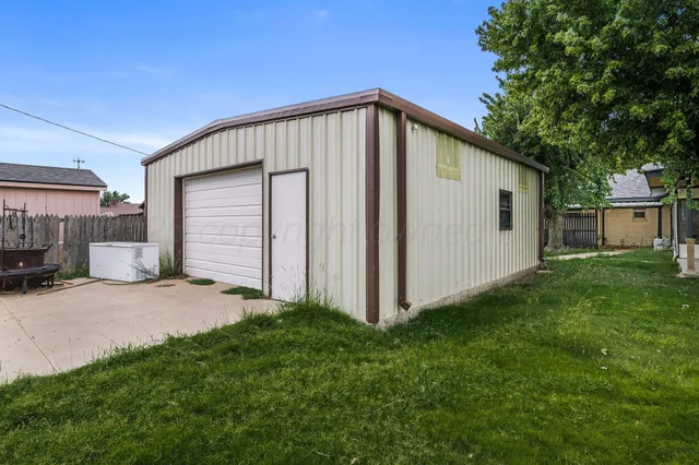 a view of a house with backyard and garden