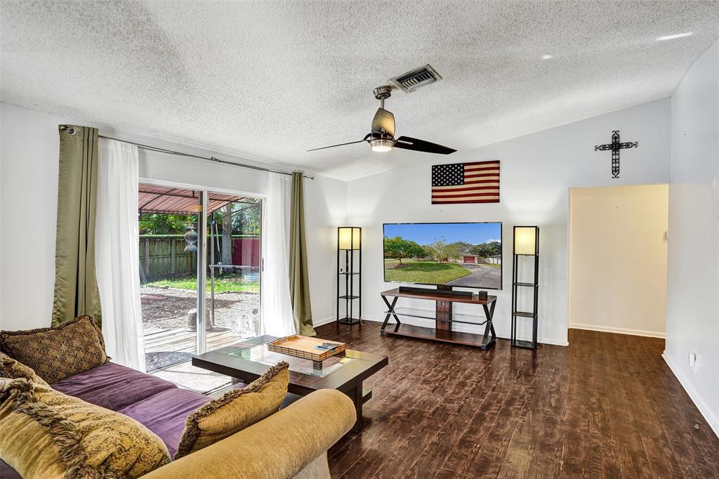 1073 Southwest 119th Avenue Davie, FL 33325 - Photo 3 of 17