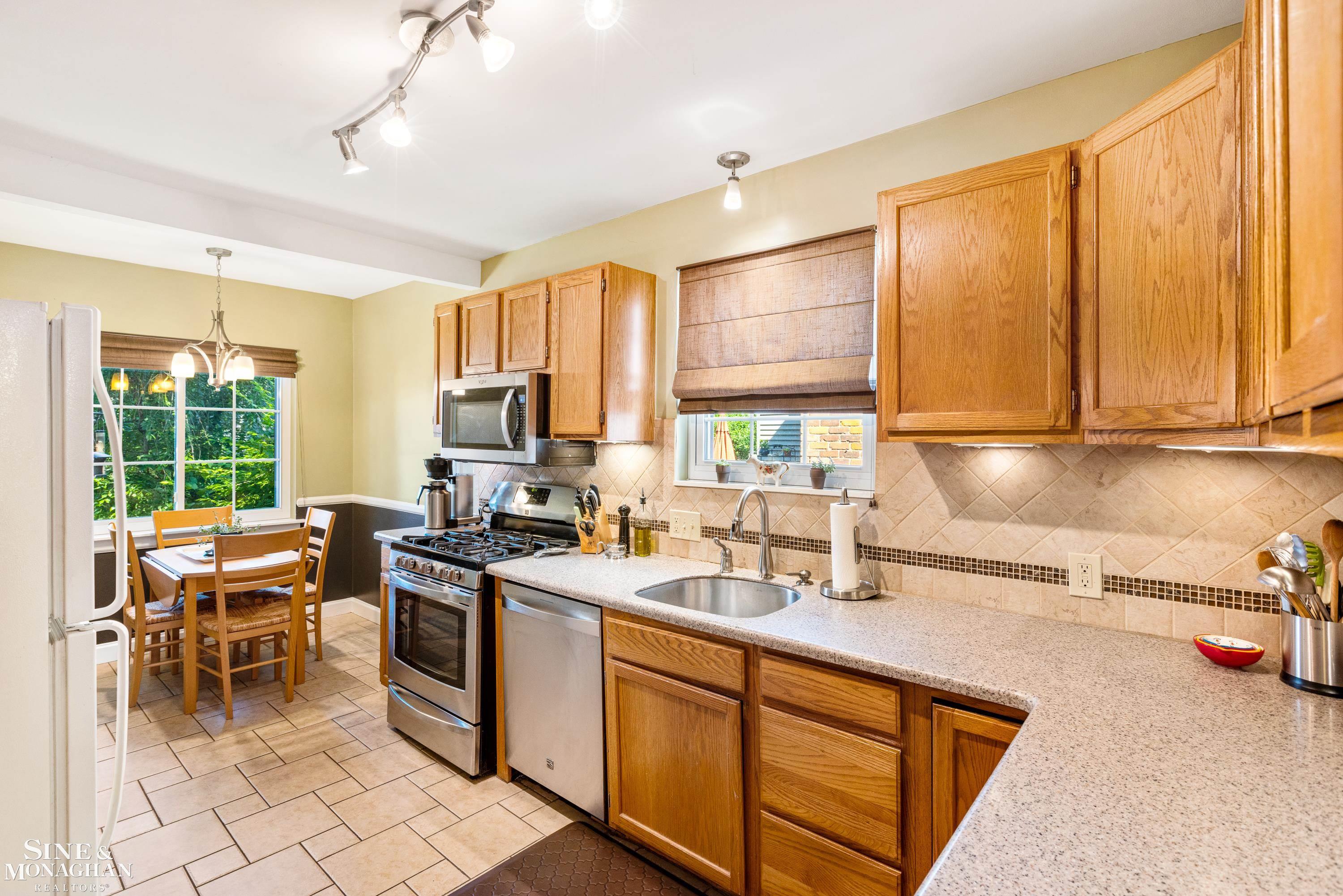 417 Moran Road Grosse Pointe, MI 48236 - Photo 9 of 40 50115162-8.JPG