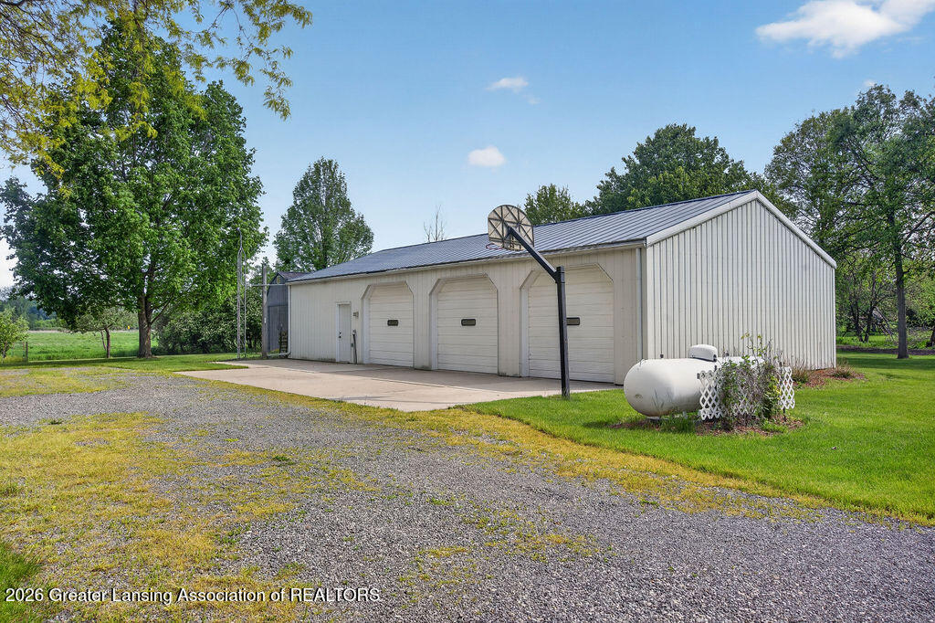 582 Baldwin Road Mason, MI 48854 - Photo 7 of 44 20260520-10