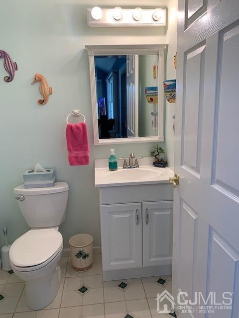 134 Normandy Road Colonia, NJ 07067 - Photo 15 of 45 a bathroom with a toilet sink vanity and mirror