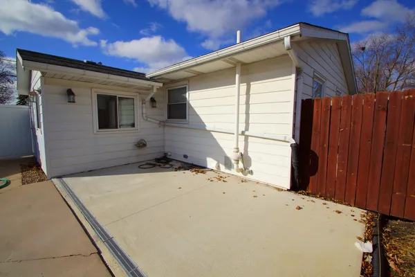 $220,000 | 6711 Ridge Drive, Davenport, IA 52806