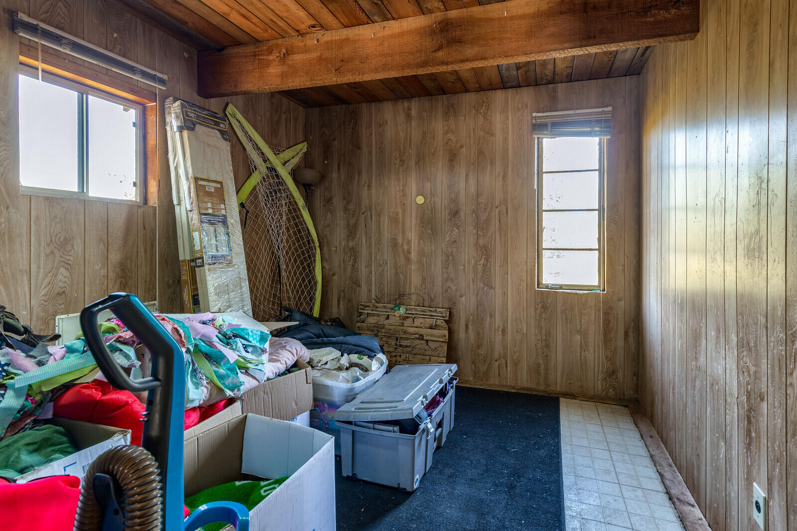 1501 North Obenchain Road Eagle Point, OR 97524 - Photo 59 of 68 a living room with furniture and a window