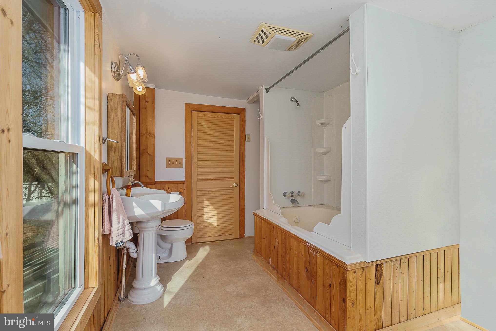 60 Trevanion Road Taneytown, MD 21787 - Photo 21 of 41 2nd floor bathroom -tub