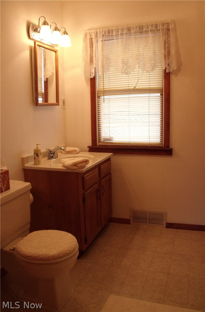 450 Orchardview Road Independence, OH 44131 - Photo 23 of 33 Second floor full bath