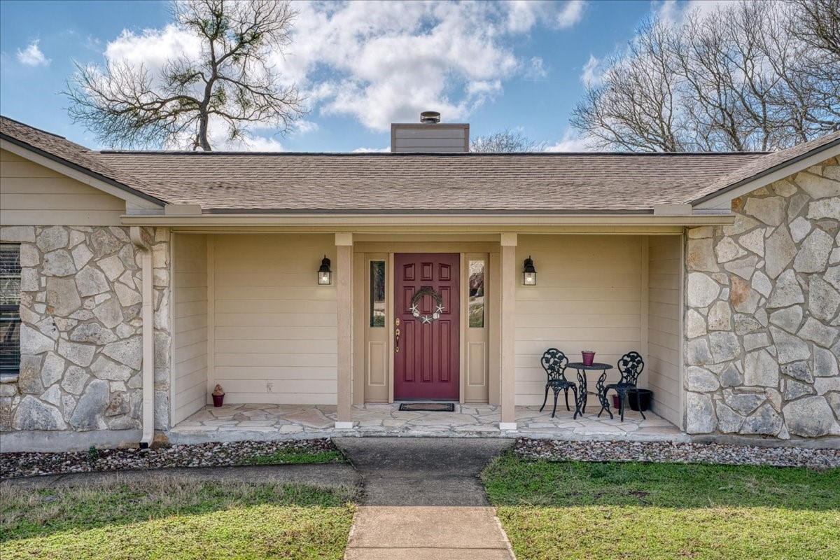 20 Saddle Rock Ridge Street Wimberley, TX 78676 - Photo 5 of 40 a front view of a house with garden