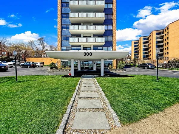 $349,900 | 300 Lynn Shore Drive, Unit 203, Lynn, MA 01902