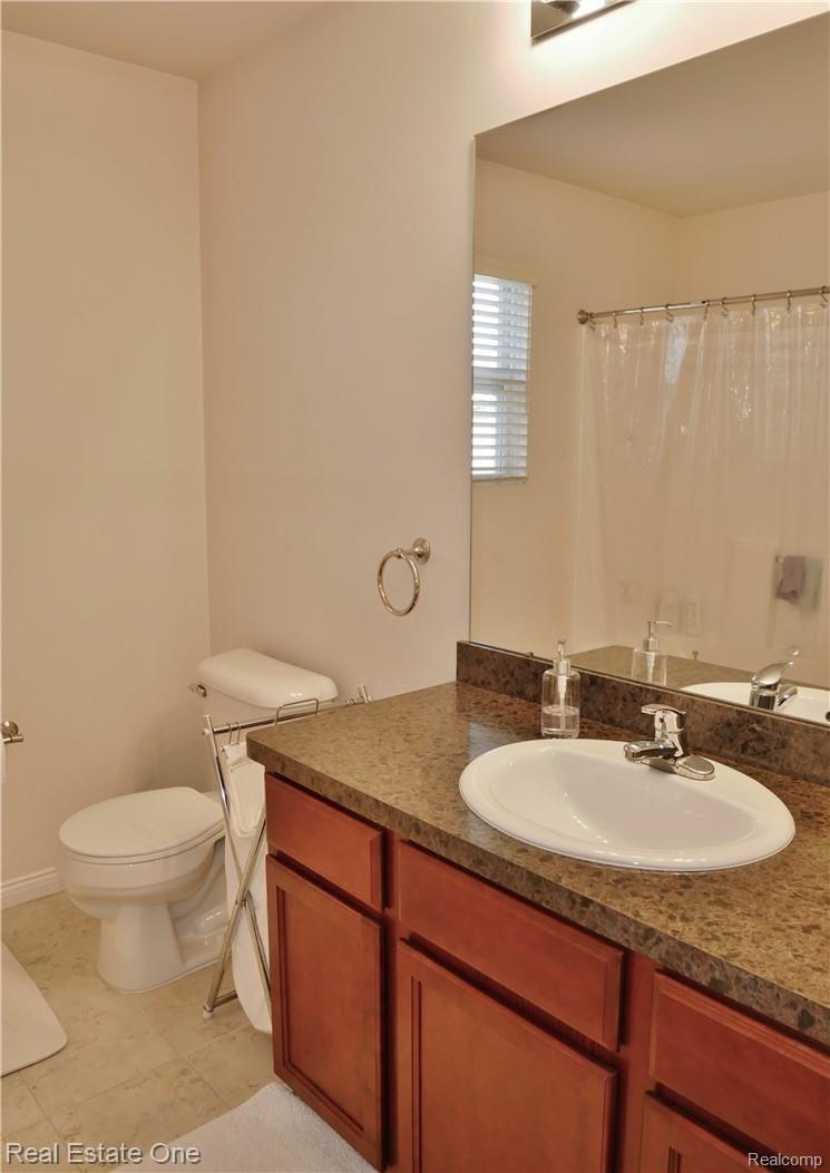 811 Monterey Ln. Rochester, MI 48307 - Photo 20 of 23 hall bath.JPG