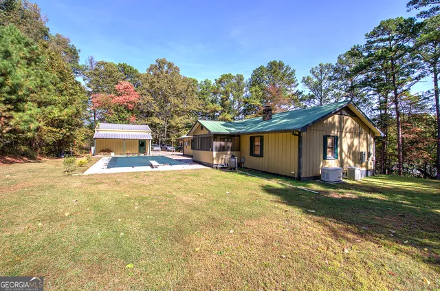 a view of a yard with a house