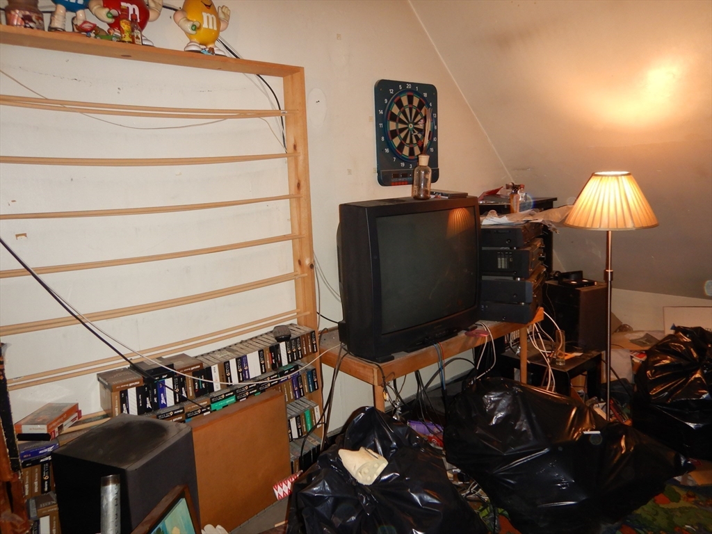 288 St James Avenue Springfield, MA 01109 - Photo 30 of 34 a room with musical instruments