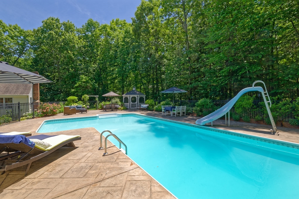 101 Hunter Road Uxbridge, MA 01569 - Photo 5 of 42 Gallery Image 5