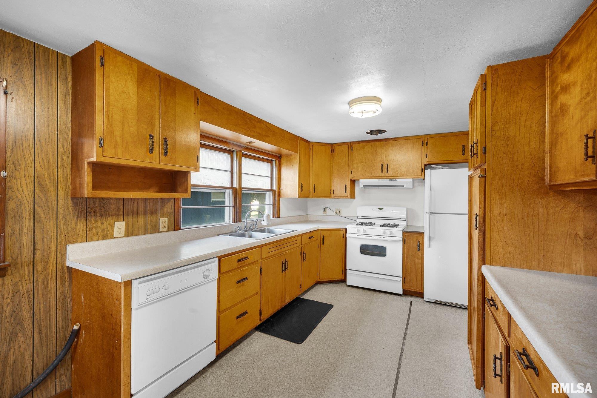 239 North Elmwood Road Farmington, IL 61531 - Photo 9 of 27 Gallery Image 9