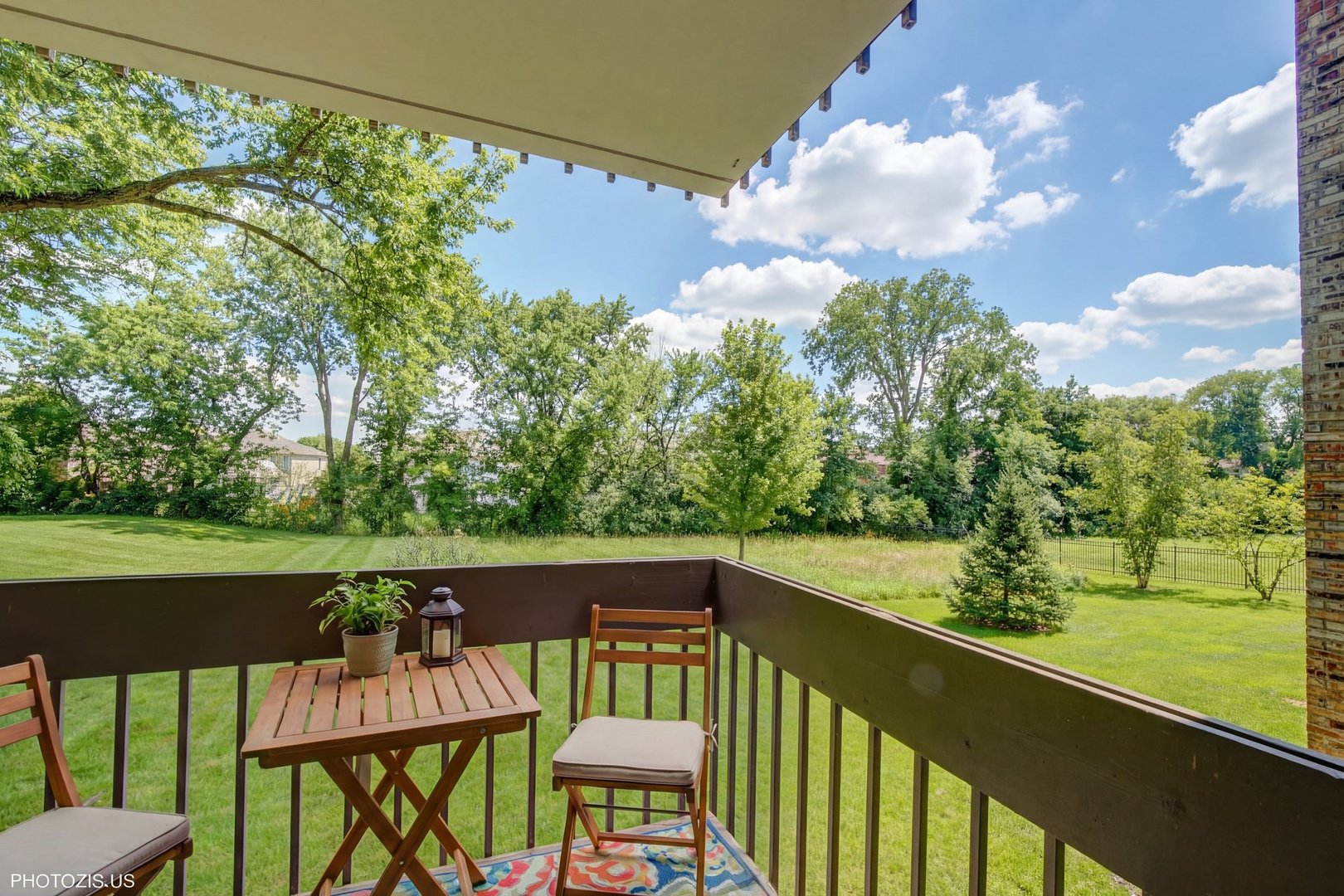 1621 Mission Hills Road, Unit 108 Northbrook, IL 60062 - Photo 17 of 22 a view of a chairs and table in the balcony