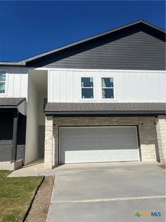 a view of backyard of the house