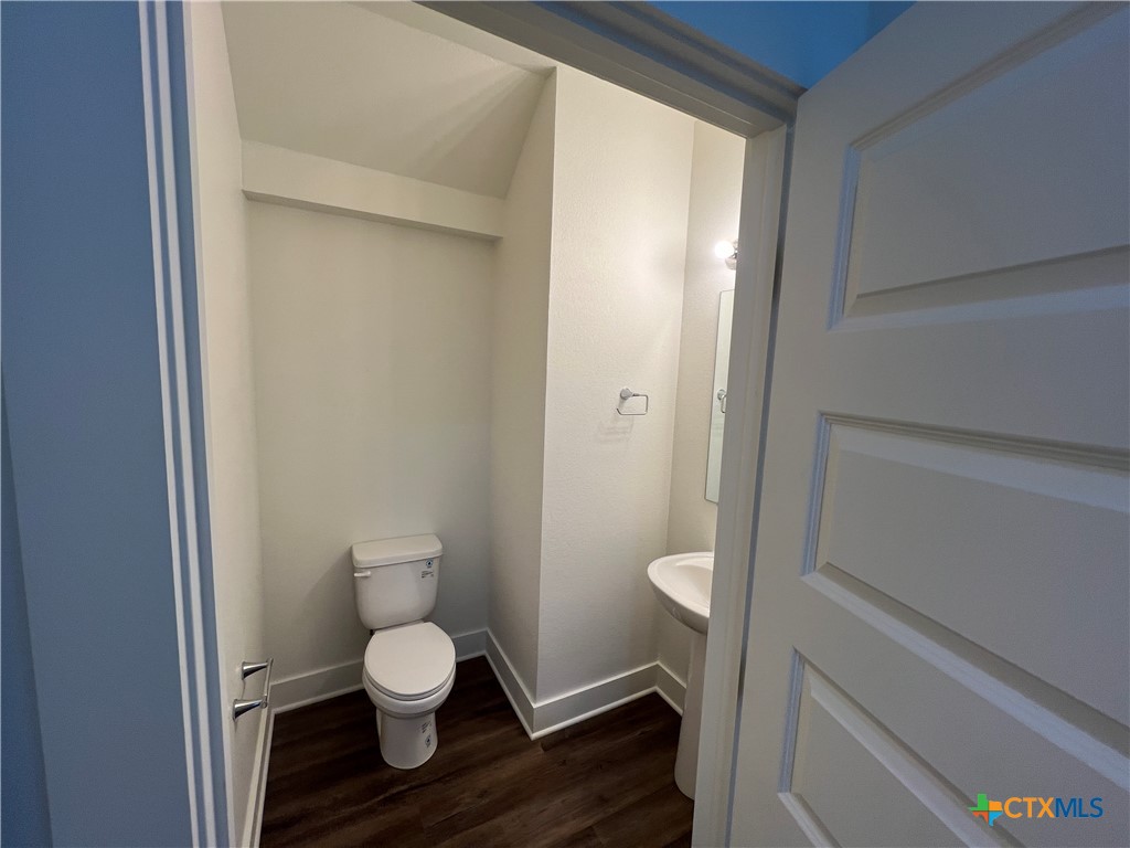 1822 Royal Loop Belton, TX 76513 - Photo 4 of 22 a bathroom with a toilet and a shower