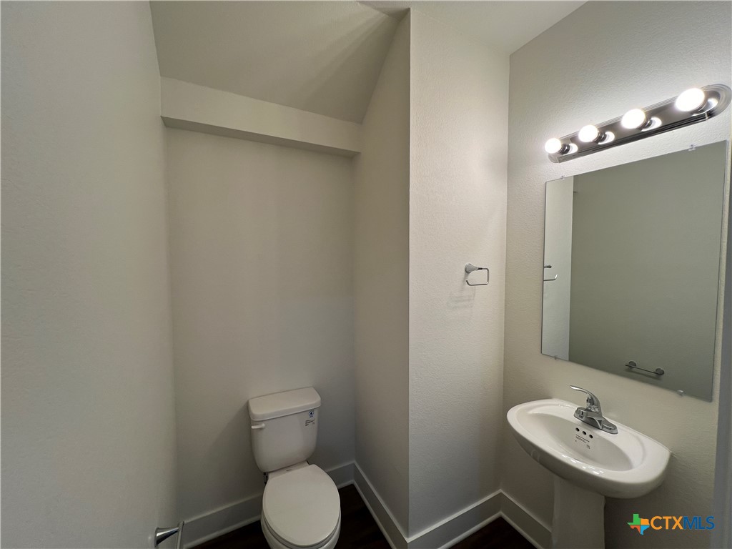 1822 Royal Loop Belton, TX 76513 - Photo 5 of 22 a bathroom with a toilet sink and mirror