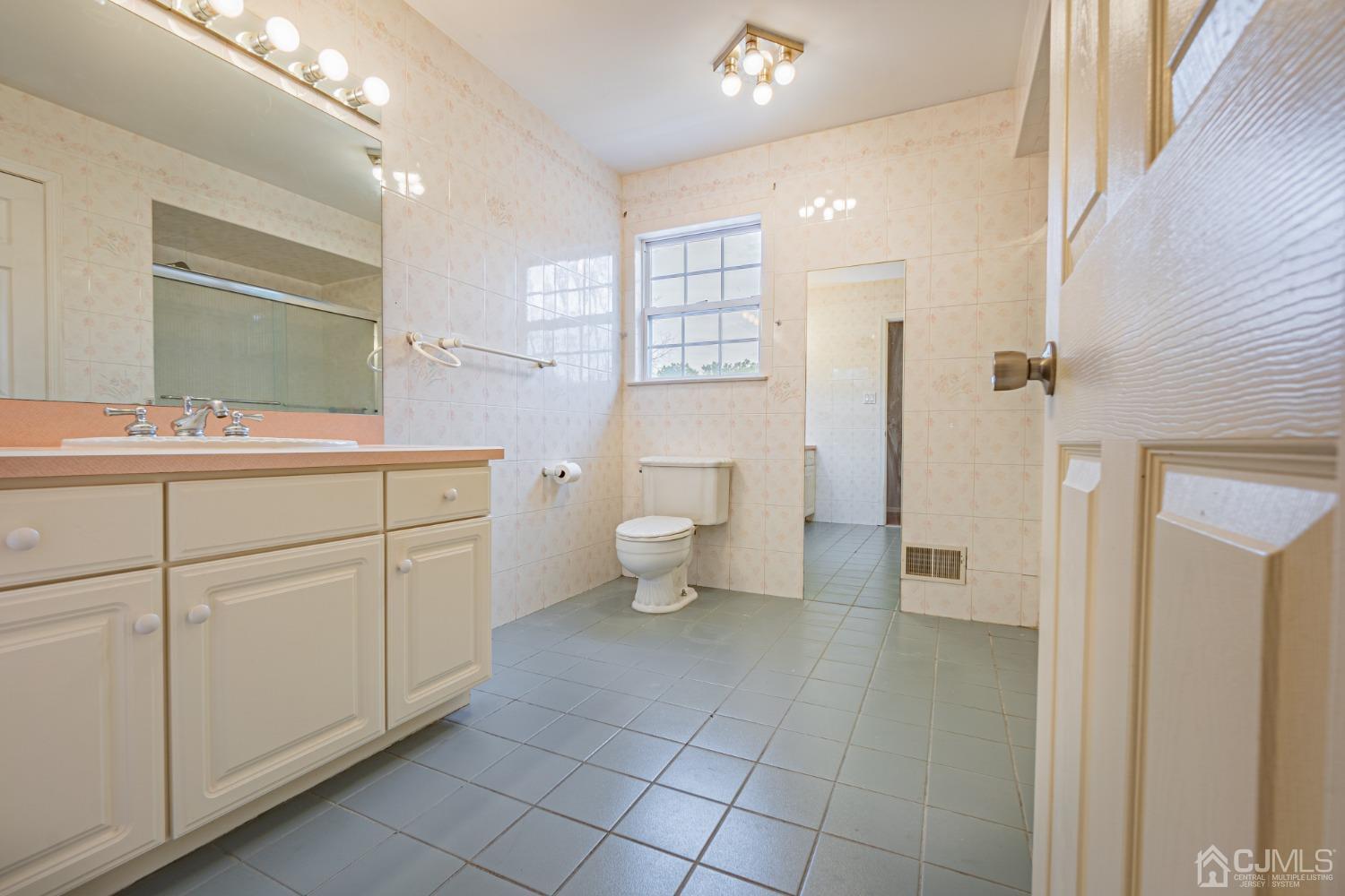 6 Sarah Court Edison, NJ 08817 - Photo 24 of 34 a bathroom with a toilet sink and a mirror