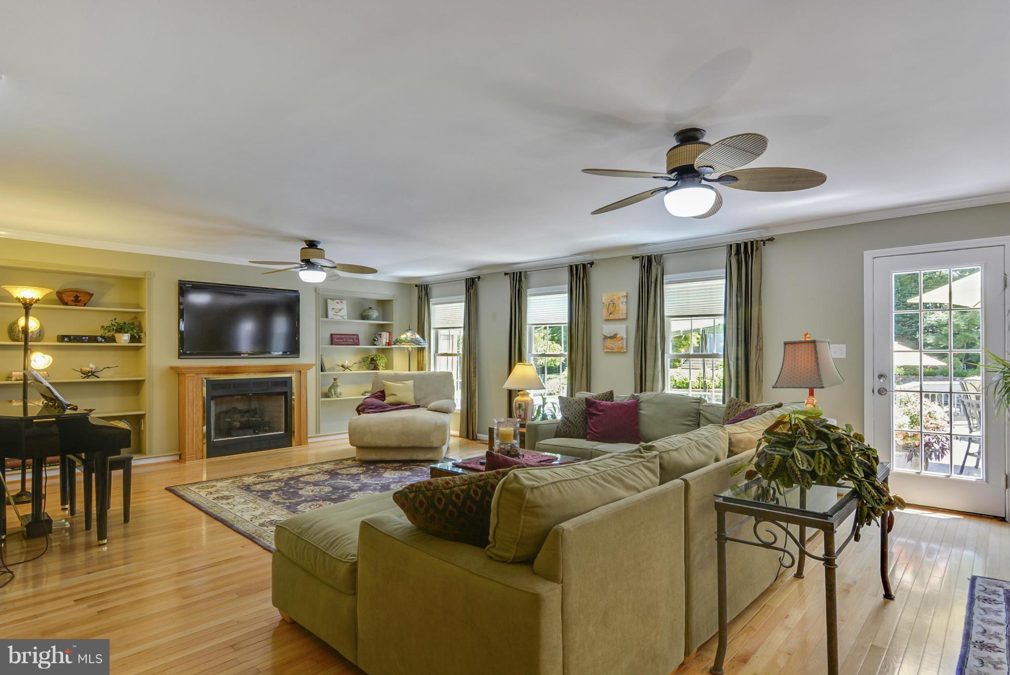 14631 Good Hope Road Silver Spring, MD 20905 - Photo 12 of 28 Huge Family Room with Built-Ins and Fireplace