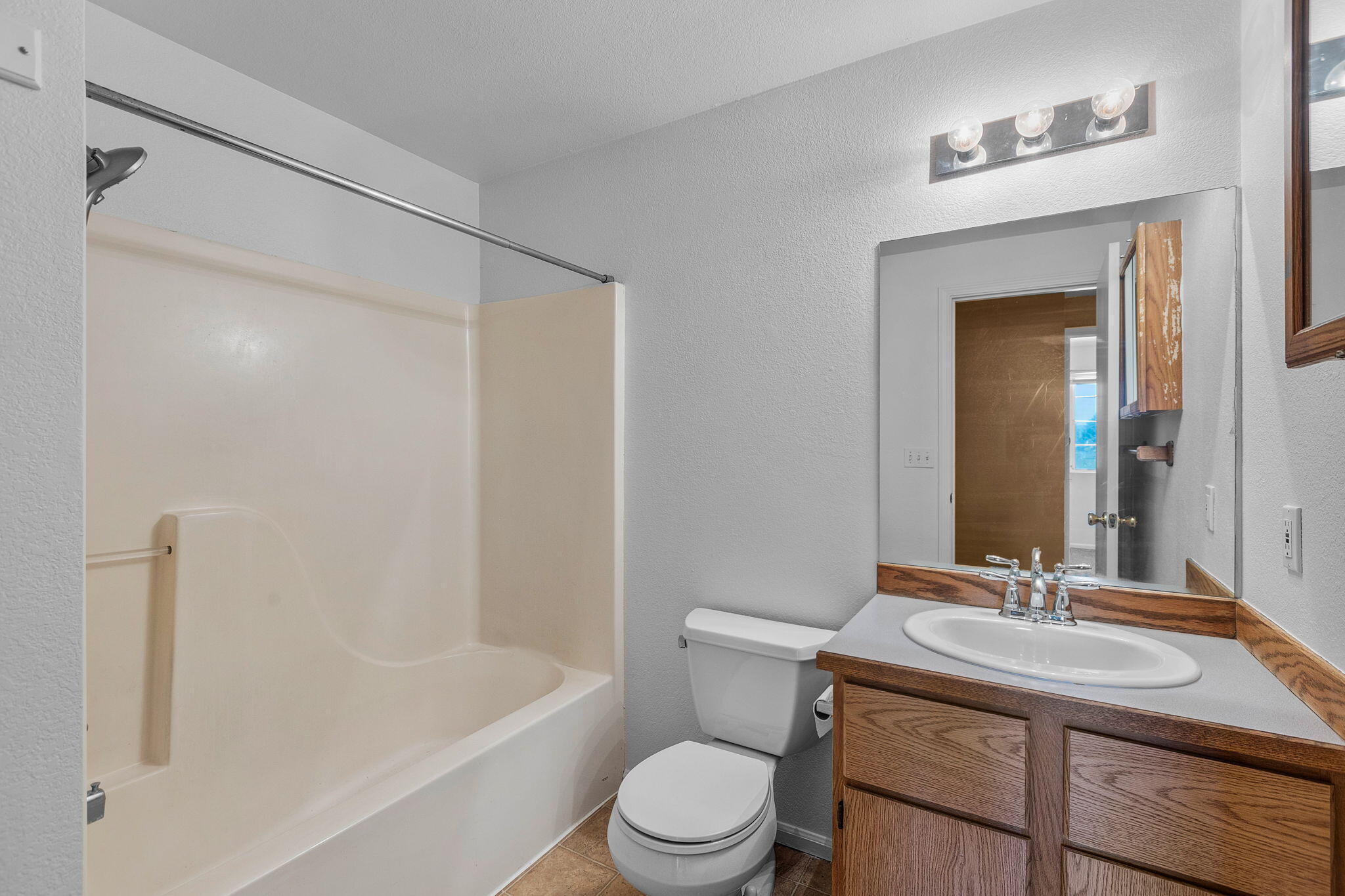 1208 Southwest 28th Street Redmond, OR 97756 - Photo 12 of 16 2024_08_26_1208_sw_28th_St_rdm-11