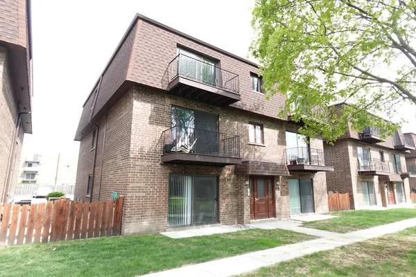 $1,795 | 9813 Bianco Terrace, Unit A, Des Plaines, IL 60016