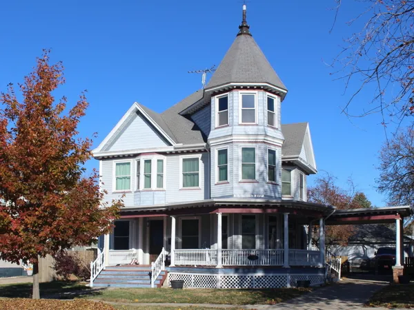 $239,900 | 411 West Main Street, Clinton, IL 61727