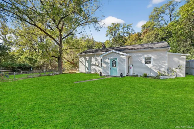 a view of a house with backyard