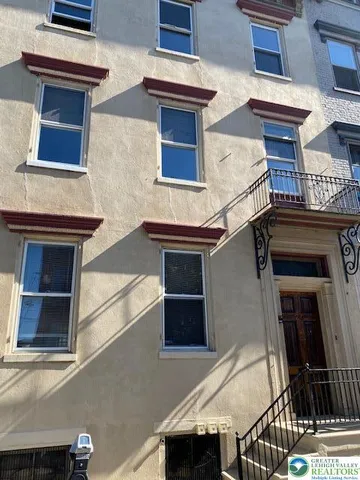 an outdoor view of house