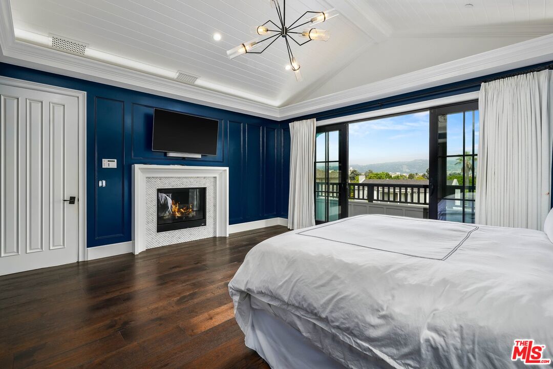 9348 Cresta Drive Los Angeles, CA 90035 - Photo 28 of 44 a spacious bedroom with a balcony a bed and a television