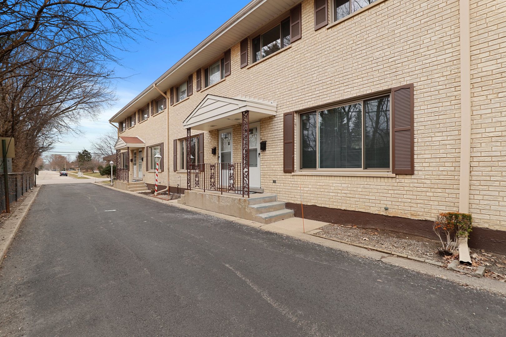 652 West Central Road Arlington Heights, IL 60005 - Photo 2 of 26