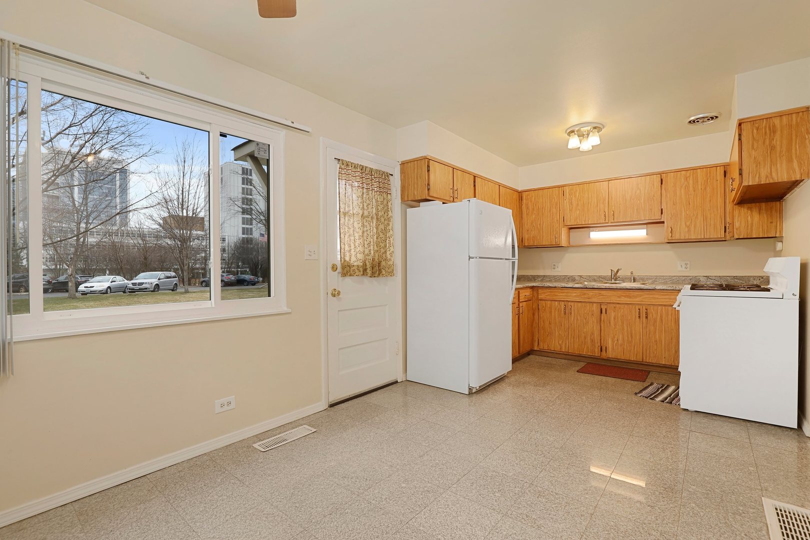 652 West Central Road Arlington Heights, IL 60005 - Photo 7 of 26