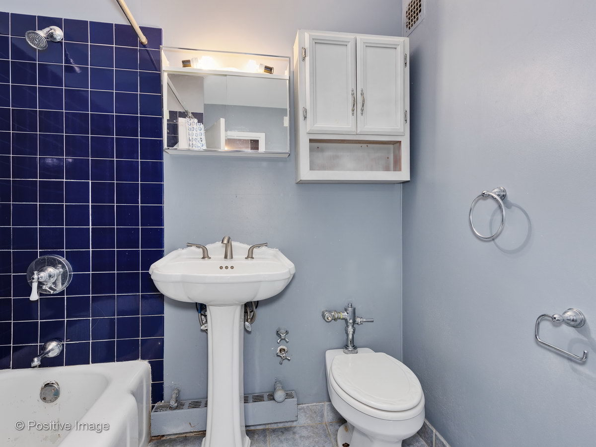 700 West Bittersweet Place, Unit 806 Chicago, IL 60613 - Photo 13 of 18