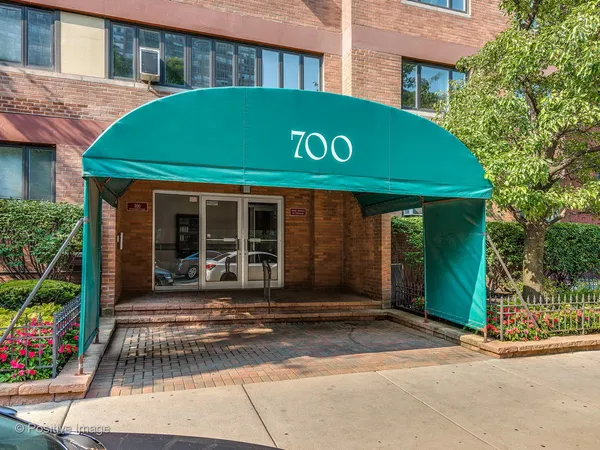 $2,400 | 700 West Bittersweet Place, Unit 806, Chicago, IL 60613