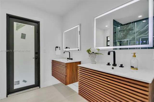 an empty room with window and windows