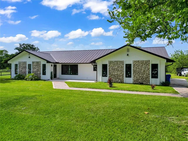 a view of a back yard