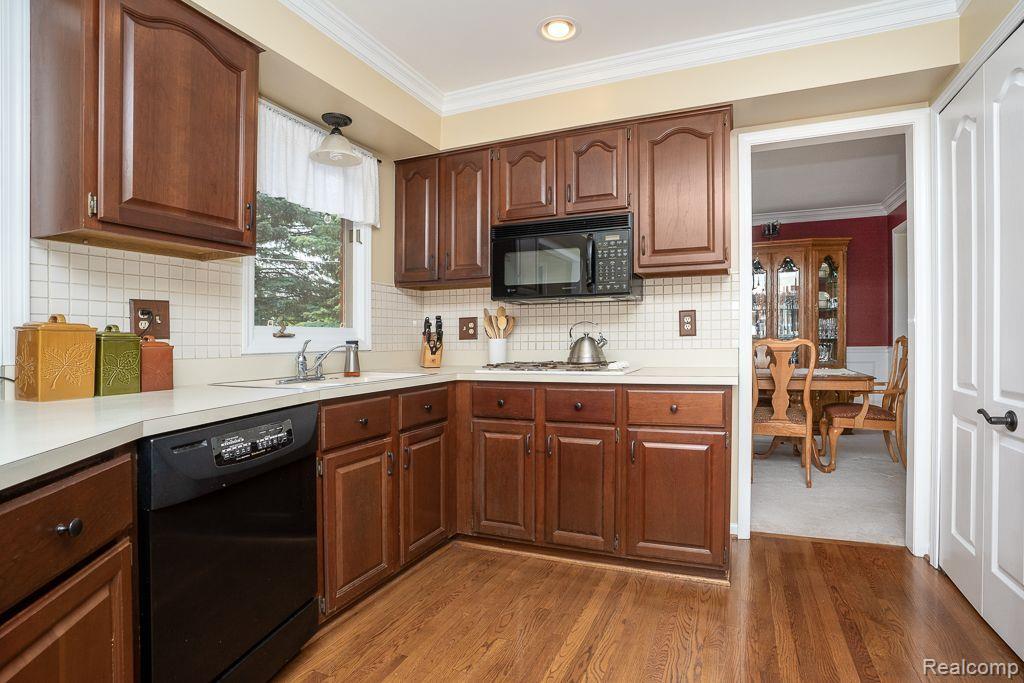 2072 Ridgefield Court Rochester Hills, MI 48306 - Photo 7 of 41