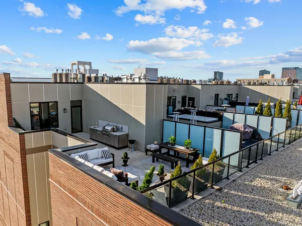 $2,000,000 | 323 South Racine Avenue, Unit PHD, Chicago, IL 60607