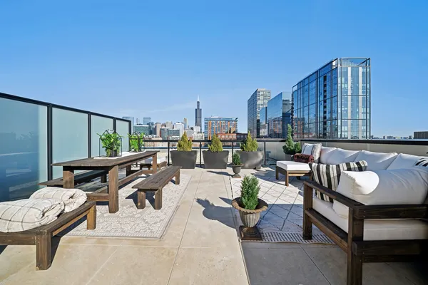 $2,000,000 | 323 South Racine Avenue, Unit PHD, Chicago, IL 60607