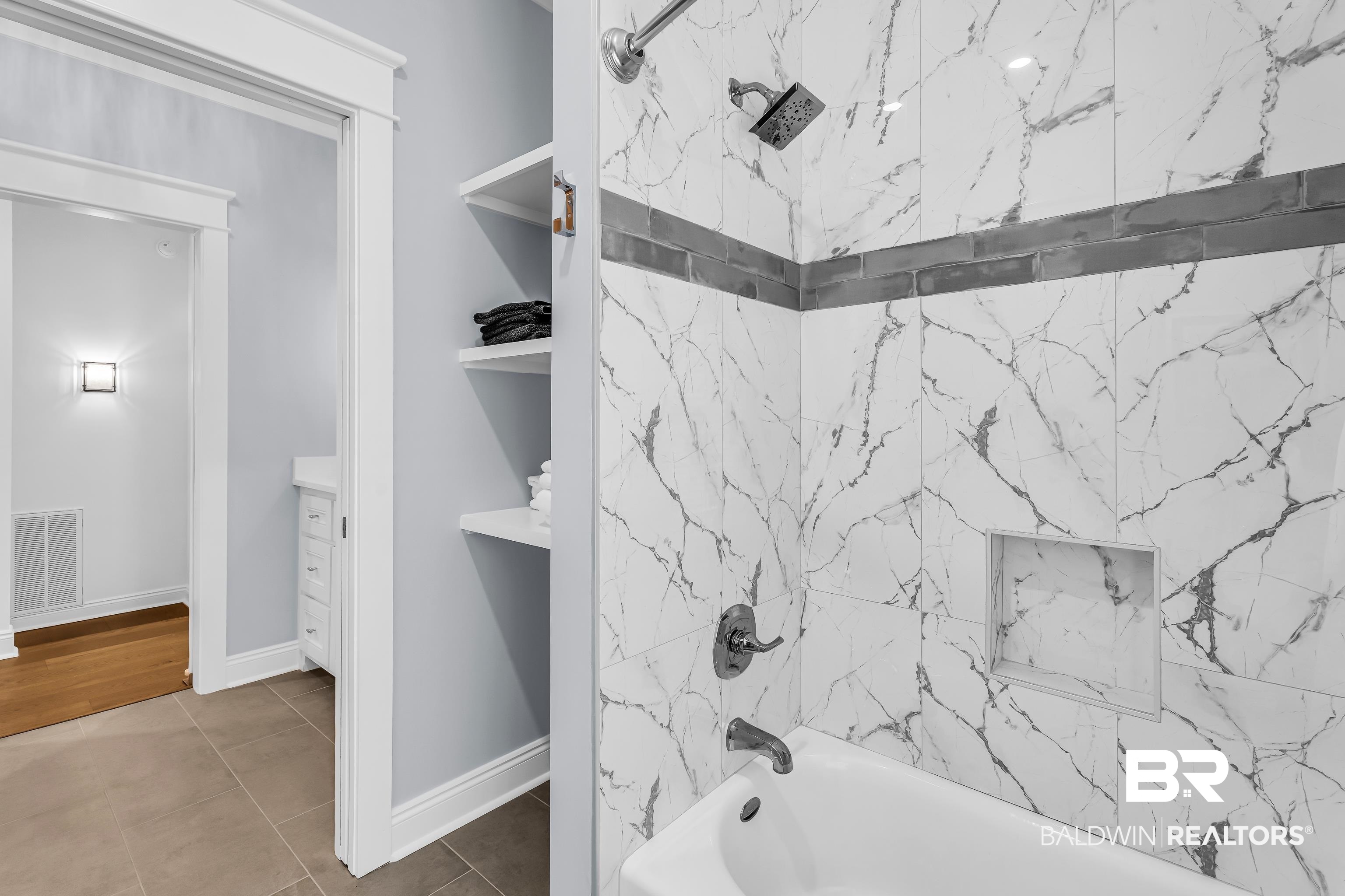 20279 Bishop Road Fairhope, AL 36532 - Photo 30 of 42 Hall Bath Tub/Shower Combo
