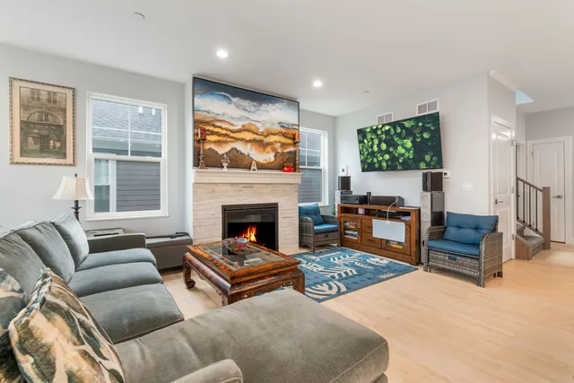 $729,900 | 580 Francesca Lane, Roselle, IL 60172