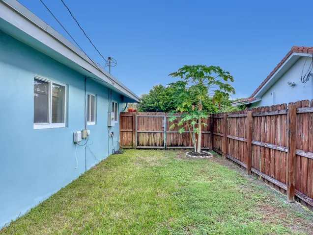 a view of a backyard