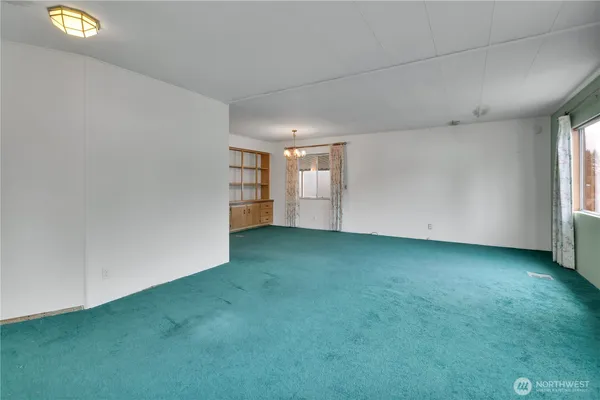 a view of empty room with window