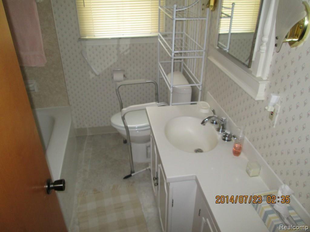 1409 Hampton Road Mount Clemens, MI 48043 - Photo 14 of 22 018.jpg