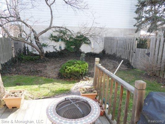 76 Stratford Lane, Unit 17 Rochester, MI 48309 - Photo 16 of 21 Large fenced yard
