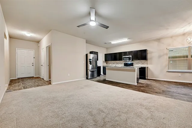 a view of a back yard