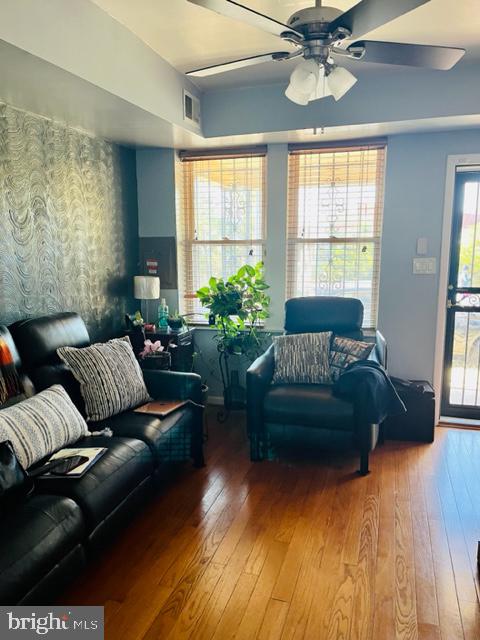 623 18th Street Northeast Washington, DC 20002 - Photo 2 of 9 Living Room