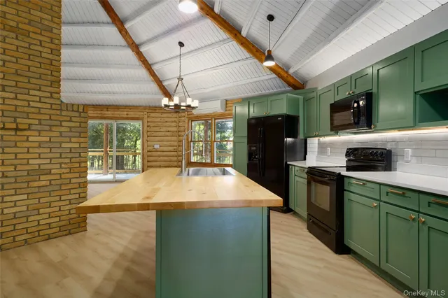 $875,000 | 568 Oak Summit Road, Millbrook, NY 12545