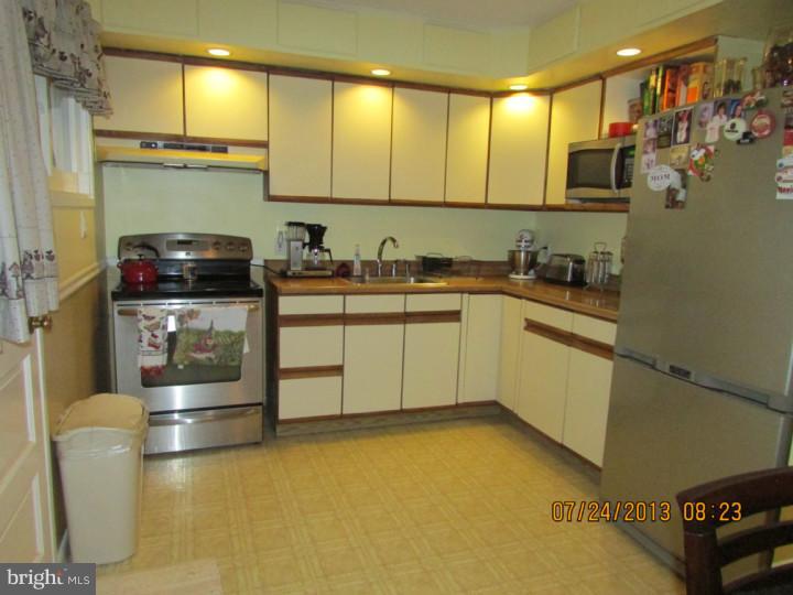 31 Quest Road Levittown, PA 19057 - Photo 3 of 18 Kitchen