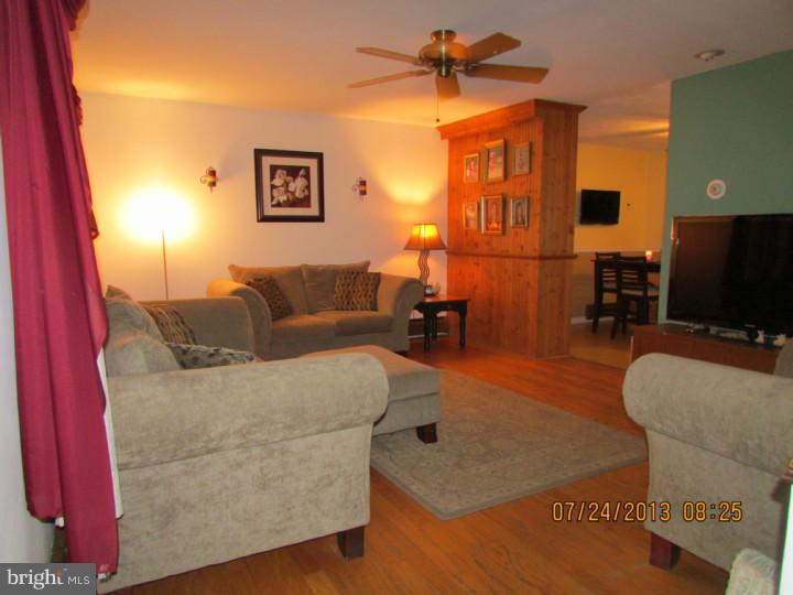 31 Quest Road Levittown, PA 19057 - Photo 4 of 18 Living Room