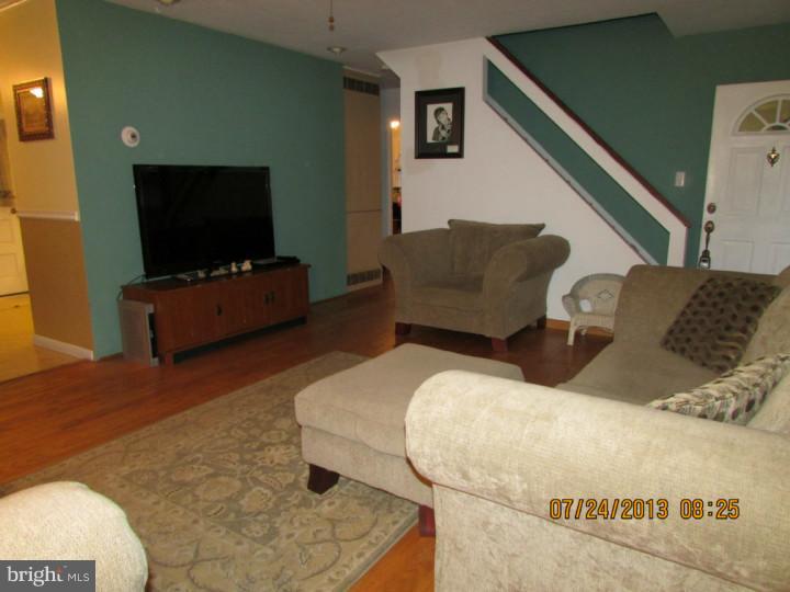 31 Quest Road Levittown, PA 19057 - Photo 5 of 18 Living Room