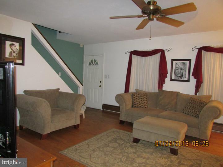 31 Quest Road Levittown, PA 19057 - Photo 6 of 18 Living Room